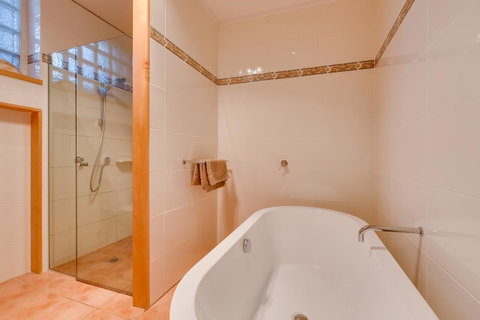 Maison Del Mar - Accommodation Burleigh 8