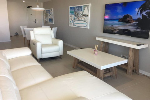 NEW UPMARKET COMFORTABLE 2 Bed, 2 Bath, OCEAN VIEWS, 250m To BUDDINA BEACH! - Accommodation Burleigh 3