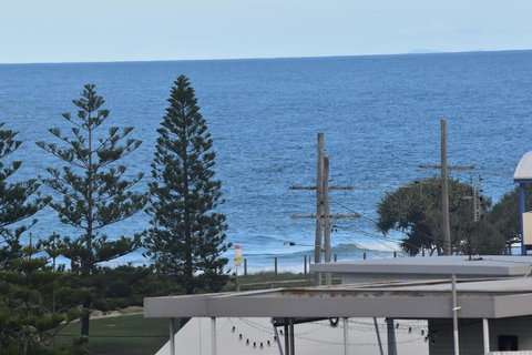 NEW UPMARKET COMFORTABLE 2 Bed, 2 Bath, OCEAN VIEWS, 250m To BUDDINA BEACH! - Accommodation Burleigh 2