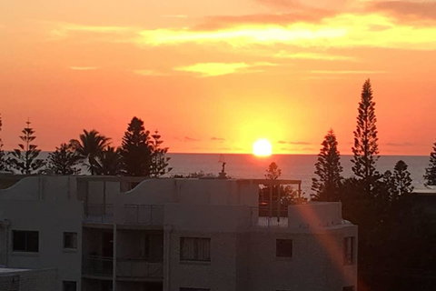 NEW UPMARKET COMFORTABLE 2 Bed, 2 Bath, OCEAN VIEWS, 250m To BUDDINA BEACH! - Accommodation Burleigh 1