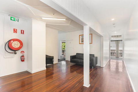 Newmarket Hotel - Accommodation Burleigh 3