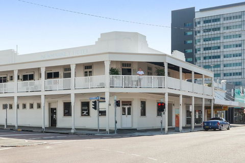 Newmarket Hotel - Accommodation Burleigh 2