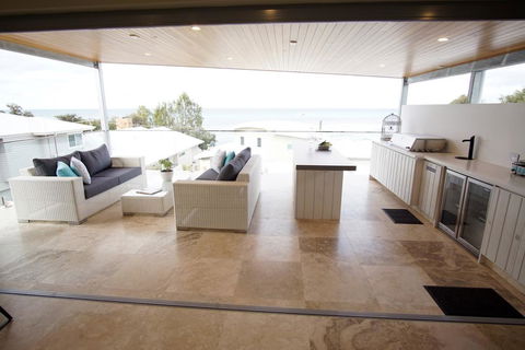 North Shore Holiday Home - Accommodation Burleigh 3