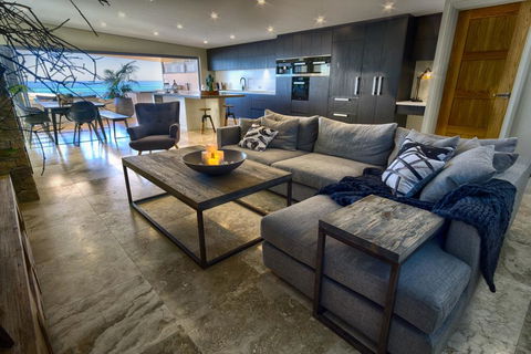 North Shore Holiday Home - Accommodation Burleigh 2