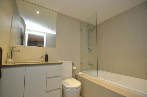 NORTH SYDNEY FULLY SELF CONTAINED MODERN 2 BED APARTMENT (16WAL) - Accommodation Burleigh 3