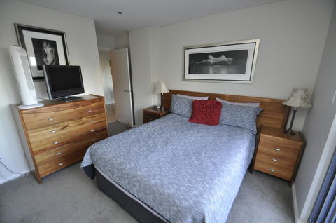 NORTH SYDNEY FULLY SELF CONTAINED MODERN 2 BED APARTMENT (16WAL) - Accommodation Burleigh 0