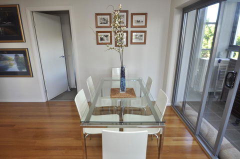 NORTH SYDNEY FULLY SELF CONTAINED MODERN 2 BED APARTMENT (16WAL) - Accommodation Burleigh 1