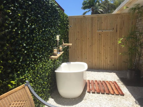 Northlakes Studio - Accommodation Burleigh 2
