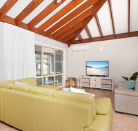 Occy's  Fingal Bay - Accommodation Burleigh