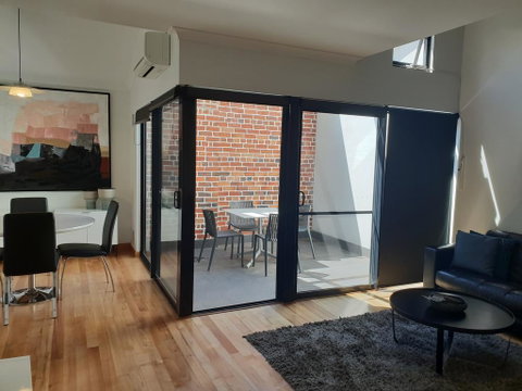 Pakenham Palace - Two Bedroom Converted Warehouse Apartment - Accommodation Burleigh 1