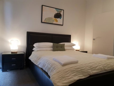 Pakenham Palace - Two Bedroom Converted Warehouse Apartment - Accommodation Burleigh 2