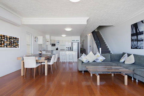 Palm Beach Beachfront Townhouse - Accommodation Burleigh 2