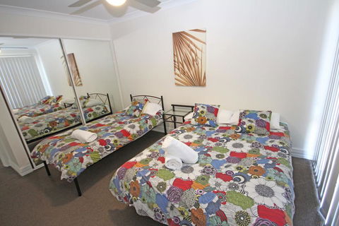Paradise Waters - No. 19 - Accommodation Burleigh 2