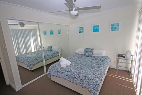 Paradise Waters - No. 19 - Accommodation Burleigh 3
