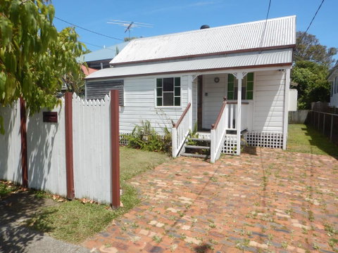 Pine Cottage - Accommodation Burleigh 2