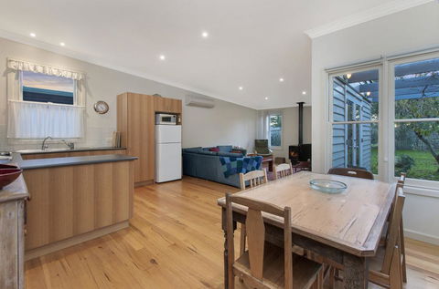 Plovers Rest - Central 3 Bedroom Cottage With Small Orchard - Accommodation Burleigh 1
