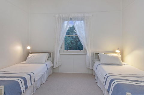 Plovers Rest - Central 3 Bedroom Cottage With Small Orchard - Accommodation Burleigh 2