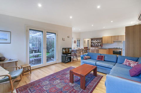 Plovers Rest - Central 3 Bedroom Cottage With Small Orchard - Accommodation Burleigh 0