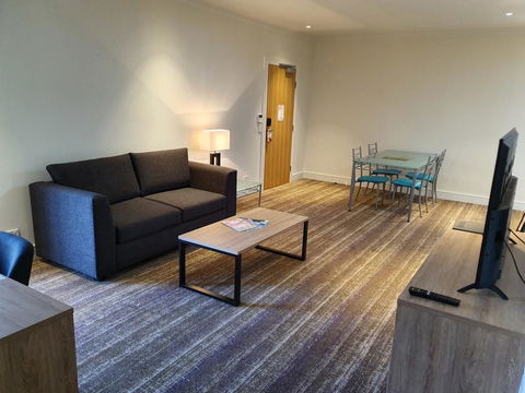 Porter's Plainland Hotel - Accommodation Burleigh 2