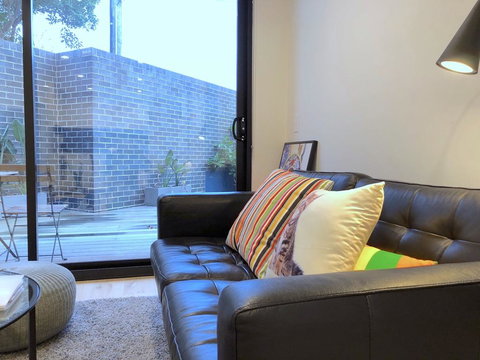 Pride Bentleigh Apartment With Private Garden - Accommodation Burleigh 1