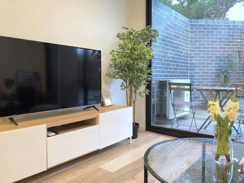 Pride Bentleigh Apartment With Private Garden - Accommodation Burleigh 2