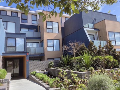 Pride Bentleigh Apartment With Private Garden - Accommodation Burleigh 3