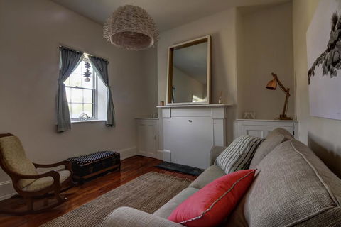 Prue's Cottage - Well Appointed Family Getaway - Accommodation Burleigh 3