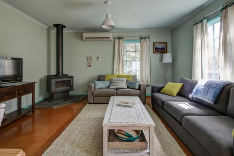 Prue's Cottage - Well Appointed Family Getaway - Accommodation Burleigh 2