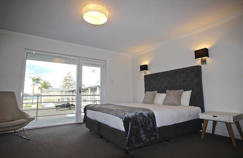 Quays Hotel - Accommodation Burleigh 1