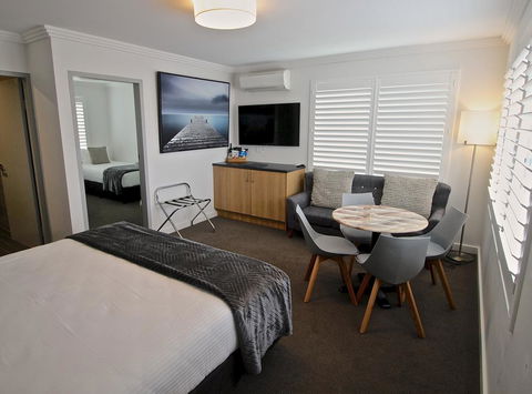 Quays Hotel - Accommodation Burleigh 2