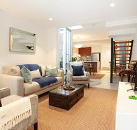 Quiet Family Home With Garden Courtyard Near Cafes - Accommodation Burleigh