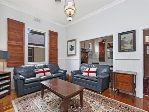Railway Cottage - Accommodation Burleigh 1
