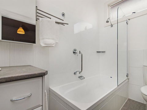 Railway Cottage - Accommodation Burleigh 3