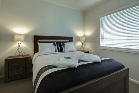 Reardon Place - Moments From The Family Friendly Pea Soup Cove - Accommodation Burleigh 2