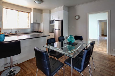 Reardon Place - Moments From The Family Friendly Pea Soup Cove - Accommodation Burleigh 1