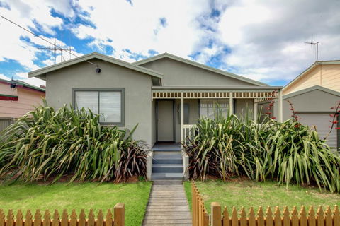 Reardon Place - Moments From The Family Friendly Pea Soup Cove - Accommodation Burleigh 0