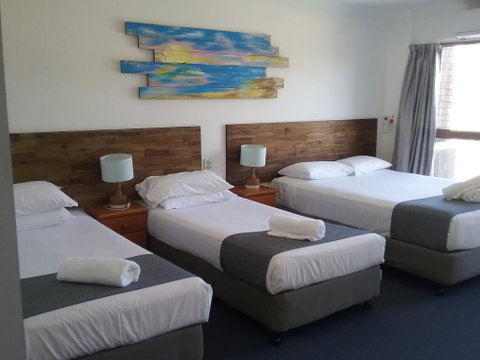 Red Star Hotel Palm Beach - Accommodation Burleigh 2