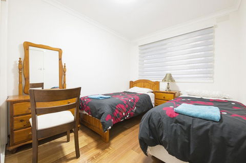 Rent Melbourne - Accommodation Burleigh 2