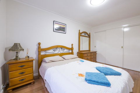 Rent Melbourne - Accommodation Burleigh 3