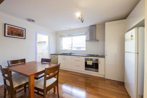 Rent Melbourne - Accommodation Burleigh 0