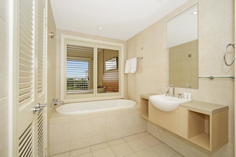 Resort On The Beach With Ocean Glimpses 5214-15 - Accommodation Burleigh 3