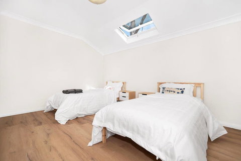 Riverwood Bright 3 Bedroom House With Parking - Accommodation Burleigh 1