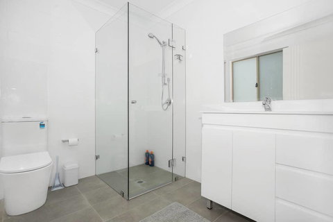 Riverwood Bright 3 Bedroom House With Parking - Accommodation Burleigh 2