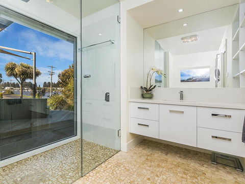 Rossleague House - Accommodation Burleigh 2