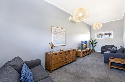 Salty's - Newly Renovated - Accommodation Burleigh 2
