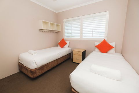Sanctuary Lake Apartments - Accommodation Burleigh 2