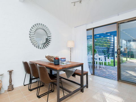 Sandy Point Road, 51 - Accommodation Burleigh 1