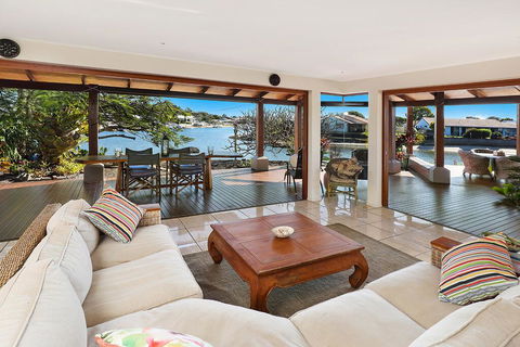SCHMAN55-WATERFRONT, RESORT-STYLE ENTERTAINER - Accommodation Burleigh 0