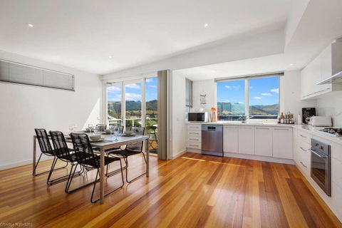SEA NOOK - Seconds From The Beach - Accommodation Burleigh 3