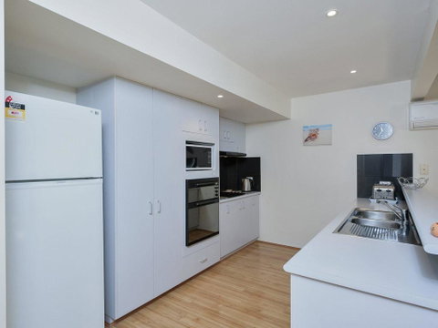 Sea Whispers @ Fingal Bay - Accommodation Burleigh 1